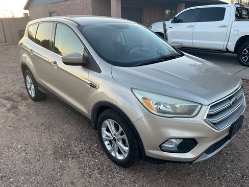 Used 2017 Ford Escape SE FWD image 2