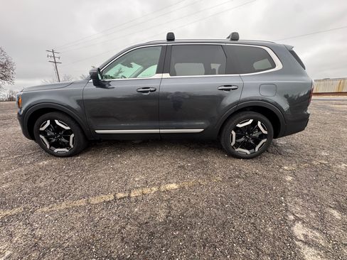 Used 2024 Kia Telluride EX w/ EX Captain's Chair Package image 1
