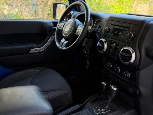 Used 2015 Jeep Wrangler Sahara w/ Connectivity Group AWD/4WD image 11