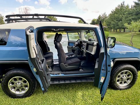 Used 2013 Toyota FJ Cruiser 4WD w/ Upgrade Pkg image 11