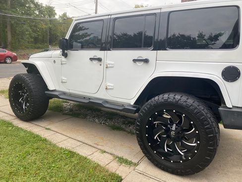 Used 2017 Jeep Wrangler Unlimited Sahara image 4