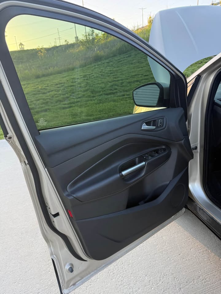 Used 2017 Ford Escape SE w/ SE Leather Comfort Package FWD image 6