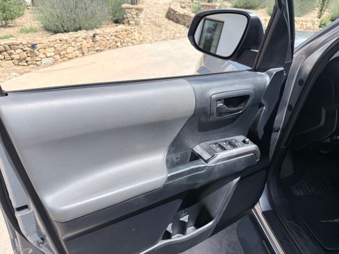 Used 2016 Toyota Tacoma SR5 w/ SR5 Appearance Package (SN) image 8