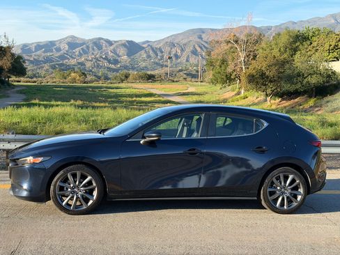 Used 2019 MAZDA MAZDA3 Hatchback image 2