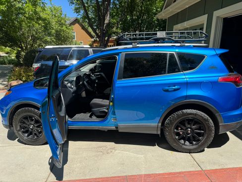 Used 2018 Toyota RAV4 XLE AWD/4WD image 9