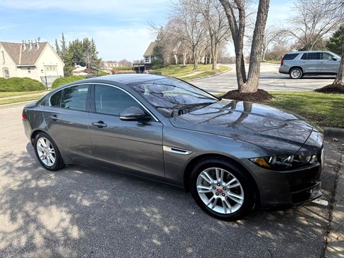 Used 2017 Jaguar XE Premium image 4