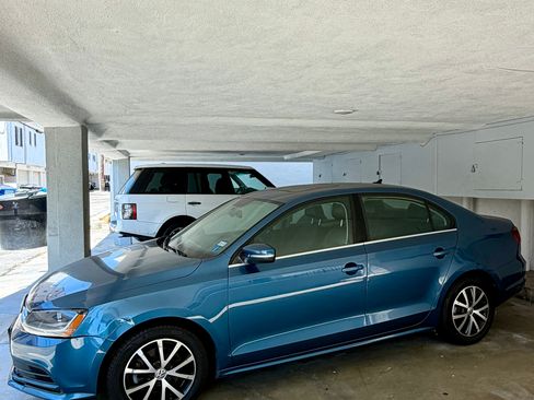 Used 2017 Volkswagen Jetta SE FWD image 1