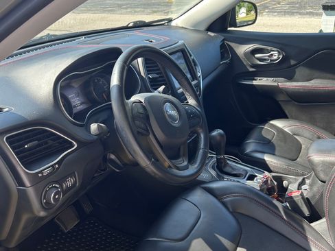 Used 2020 Jeep Cherokee Trailhawk w/ Cold Weather Group AWD/4WD image 8