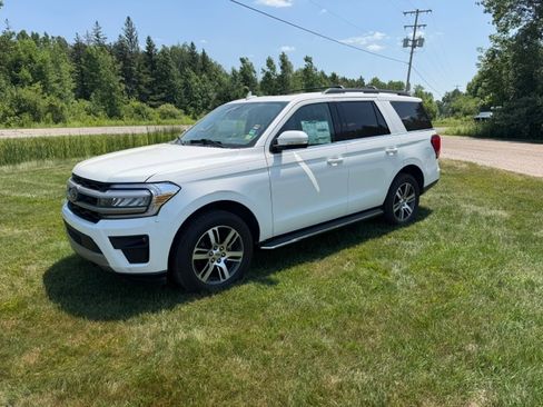 Used 2022 Ford Expedition XLT AWD/4WD image 2