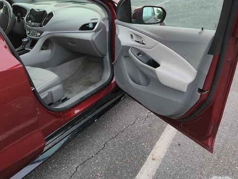 Used 2017 Chevrolet Volt LT w/ Comfort Package image 13