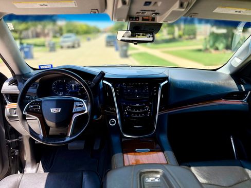 Used 2018 Cadillac Escalade ESV Luxury AWD/4WD image 10