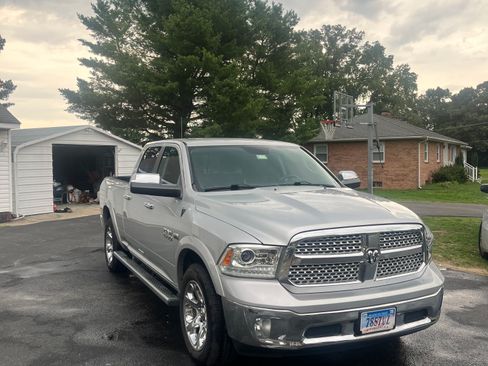 Used 2017 RAM 1500 Laramie AWD/4WD image 1