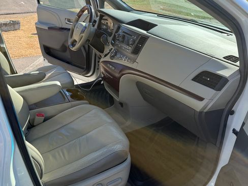 Used 2011 Toyota Sienna Limited image 13