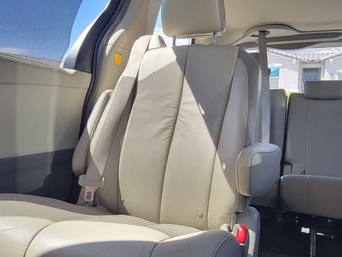 Used 2011 Toyota Sienna Limited w/ Premium Pkg image 8
