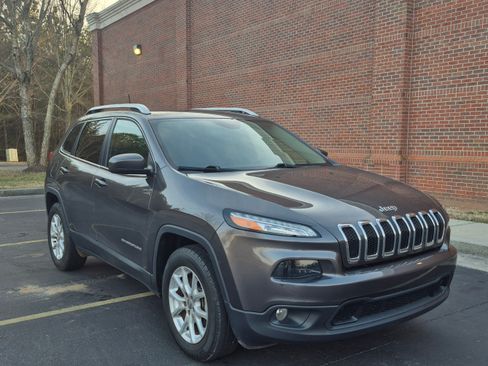 Used 2018 Jeep Cherokee Latitude Plus w/ Comfort/Convenience Group image 2