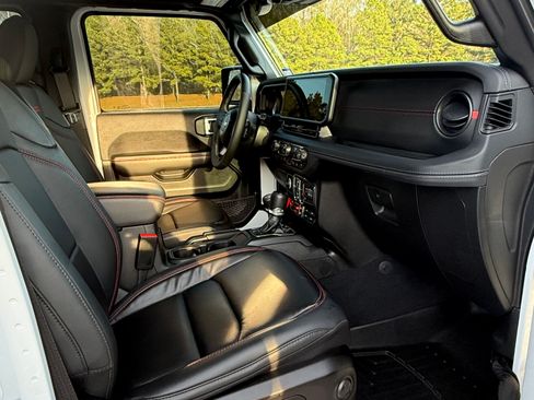 Used 2025 Jeep Gladiator Rubicon image 11