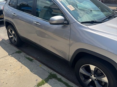 Used 2019 Jeep Cherokee Limited AWD/4WD image 6