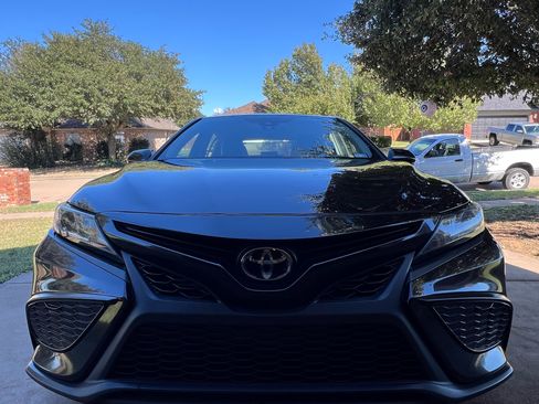 Used 2021 Toyota Camry SE image 2