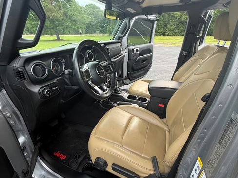 Used 2018 Jeep Wrangler Unlimited Sahara AWD/4WD image 22