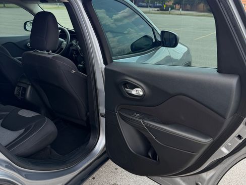 Used 2015 Jeep Cherokee Sport FWD image 23