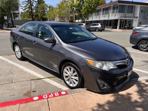Used 2012 Toyota Camry XLE w/ Convenience Pkg image 2