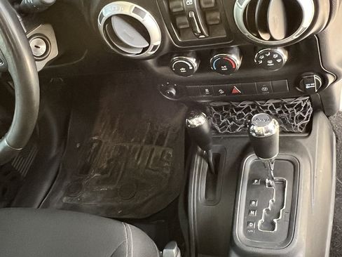 Used 2017 Jeep Wrangler Unlimited Rubicon w/ Connectivity Group image 11