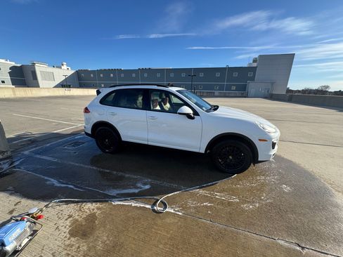 Used 2016 Porsche Cayenne image 1