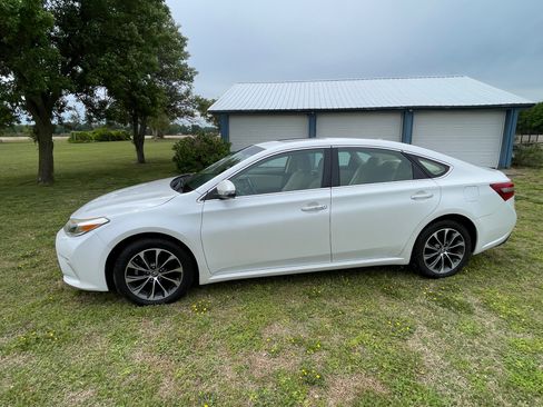 Used 2016 Toyota Avalon XLE Premium FWD image 4