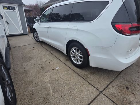 Used 2022 Chrysler Pacifica Touring-L image 5