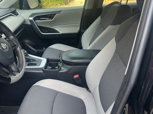 Used 2019 Toyota RAV4 XLE image 6