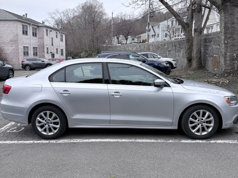 Used 2013 Volkswagen Jetta SE image 2