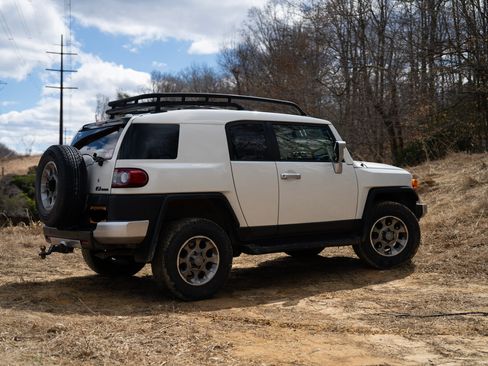 Used 2012 Toyota FJ Cruiser Sport Utility 2D w/ Upgrade Pkg image 4