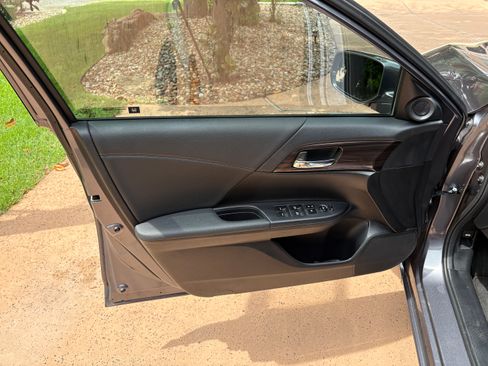 Used 2017 Honda Accord EX image 17