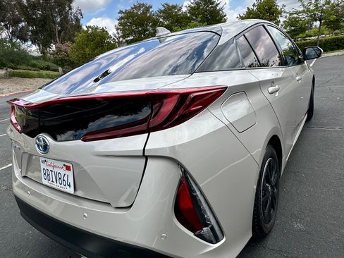 Used 2017 Toyota Prius Prime Advanced FWD image 6