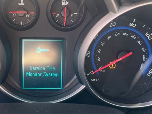 Used 2015 Chevrolet Cruze LT w/ Sun And Sound Package image 5