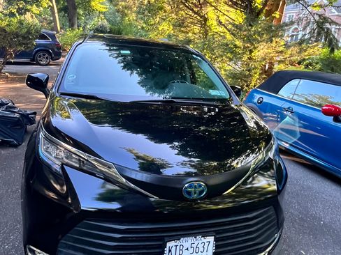 Used 2022 Toyota Sienna XLE image 2