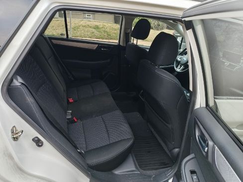Used 2017 Subaru Outback 2.5i Premium image 6