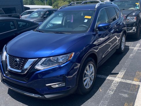 Used 2019 Nissan Rogue SV image 2