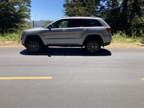 Used 2018 Jeep Grand Cherokee Trailhawk AWD/4WD image 4