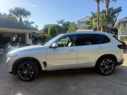 Used 2024 BMW X5 sDrive40i w/ Premium Package RWD image 2