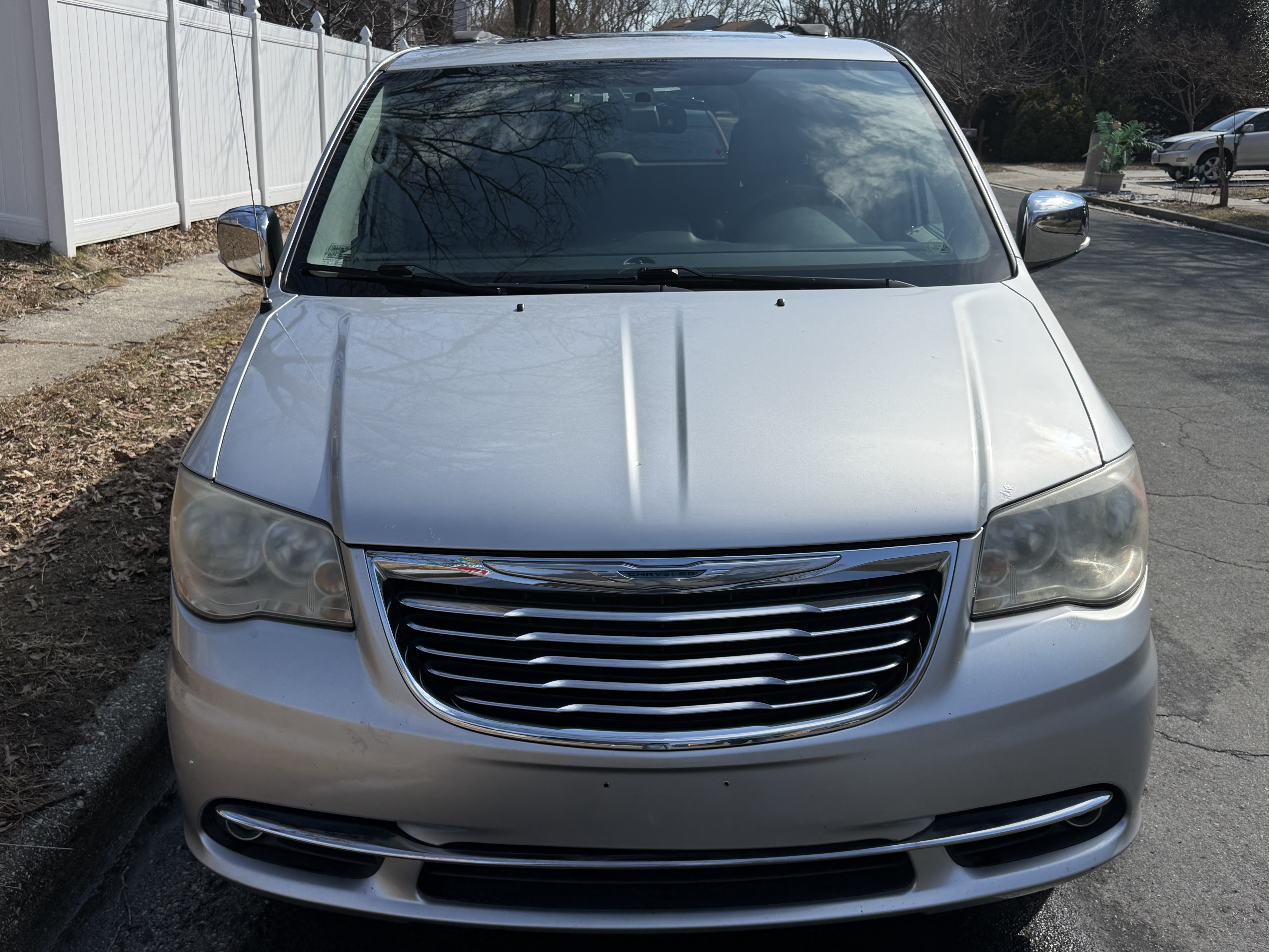 Used 2011 Chrysler Town & Country Touring-L w/ Entertainment Group #2 FWD image 5