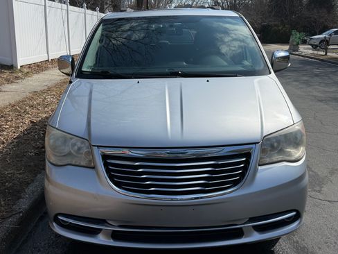 Used 2011 Chrysler Town & Country Touring-L w/ Entertainment Group #2 FWD image 5