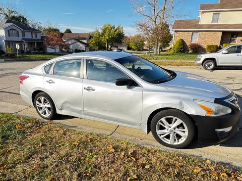 Used 2013 Nissan Altima 2.5 SV image 1