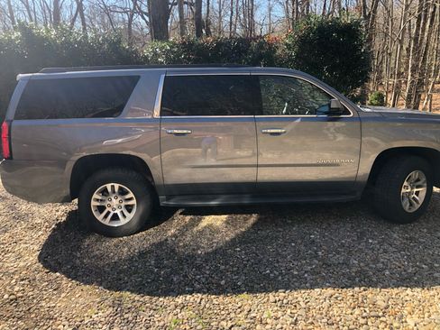 Used 2019 Chevrolet Suburban LT image 2