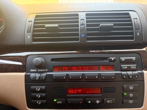 Used 2003 BMW 330xi Sedan image 25