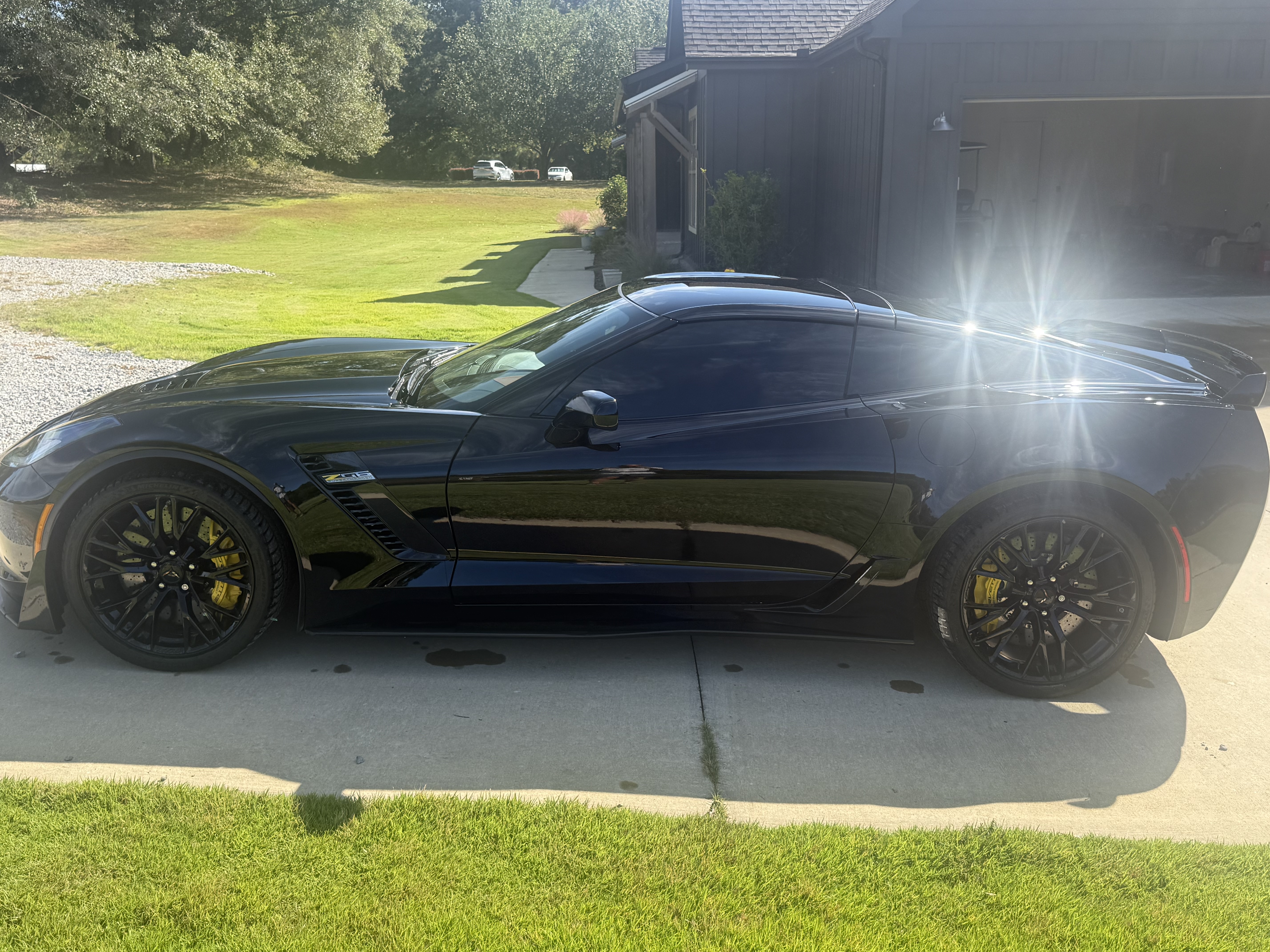 Used 2017 Chevrolet Corvette Z06 w/ Z07 Performance Package RWD image 2