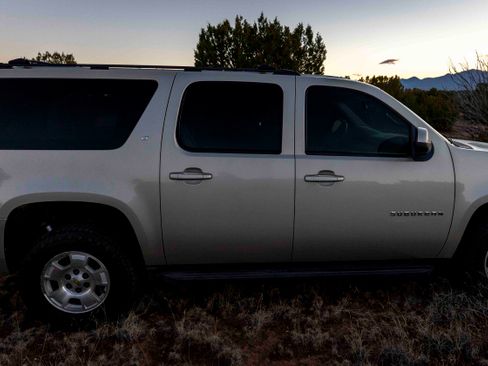 Used 2013 Chevrolet Suburban LT image 16