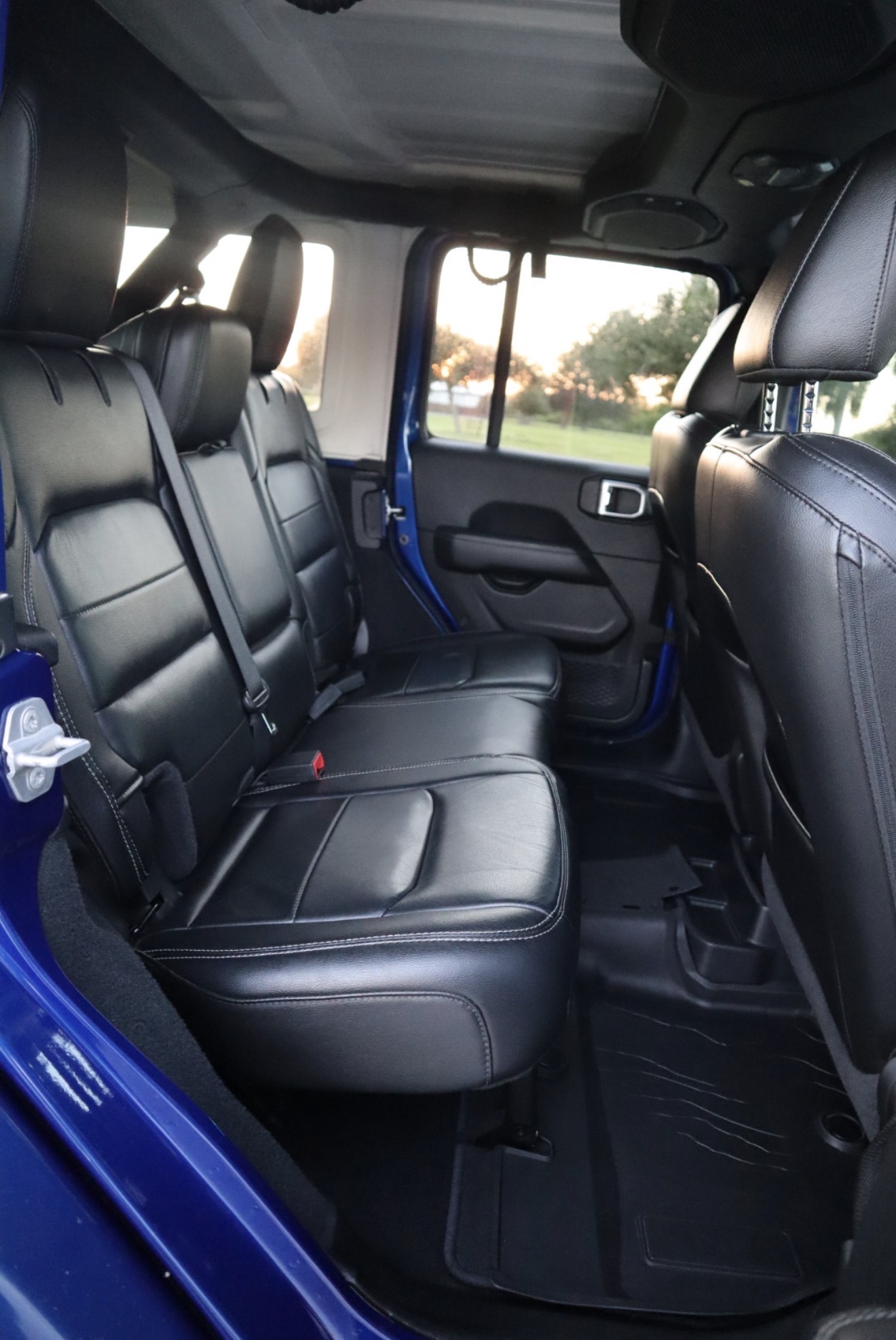 Used 2019 Jeep Wrangler Unlimited Sahara AWD/4WD image 16