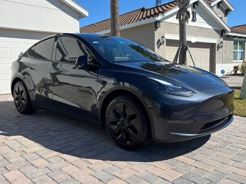 Used 2024 Tesla Model Y Long Range image 2