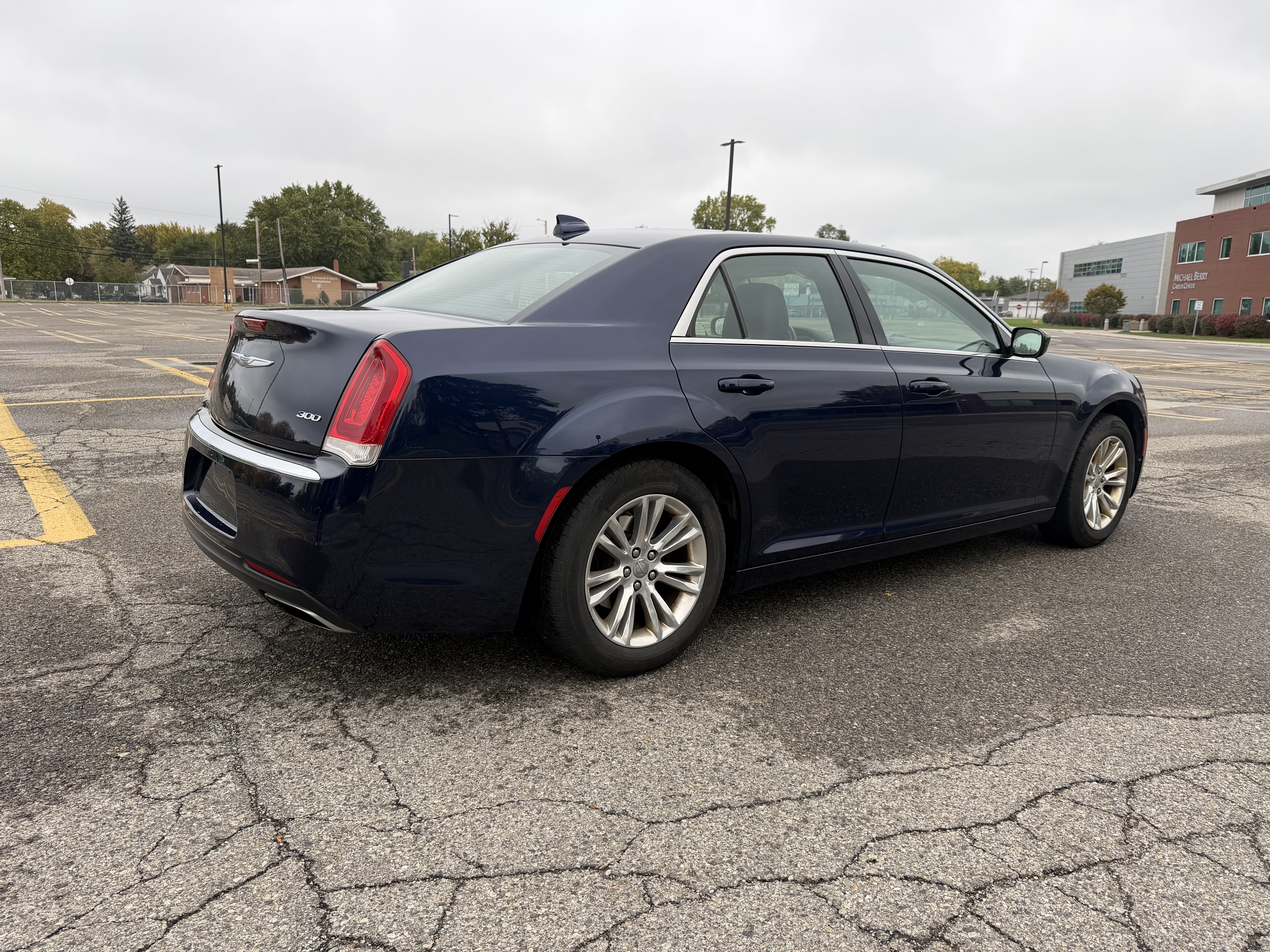 Used 2017 Chrysler 300 Limited RWD image 4